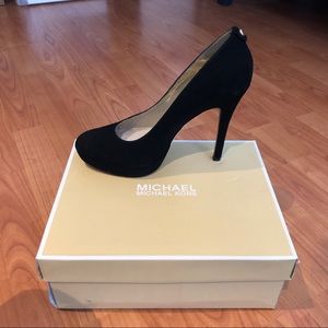MICHAEL Michael Kors suede black pumps